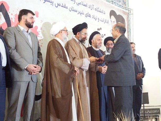 از خانواده شهدای قیام ۱۵ خرداد تقدیر شد + تصاویر