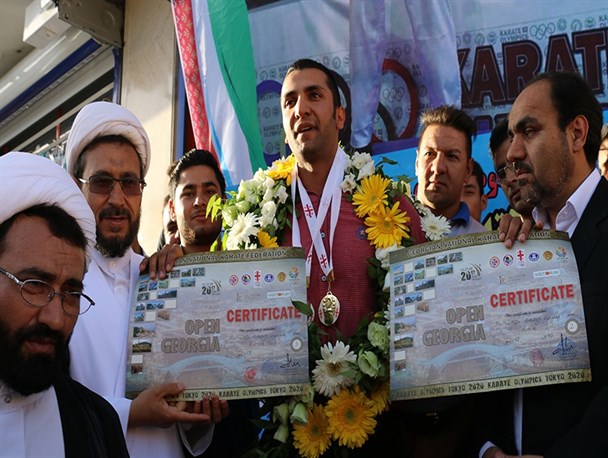 استقبال از ملی پوش کاراته کشور در دیزیچه مبارکه+تصاویر