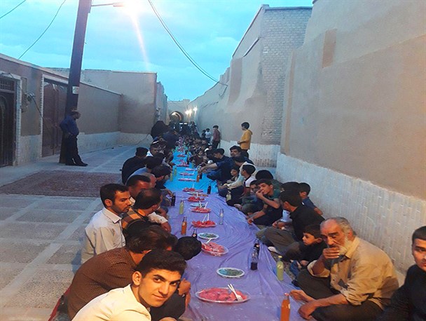 افطاری با طعم مهربانی در کوچه پس کوچه های یزد