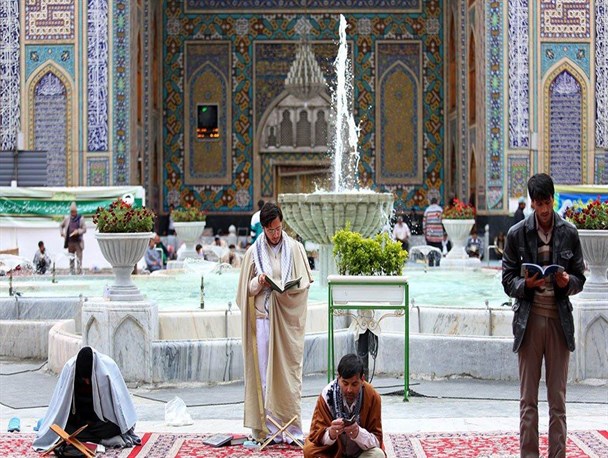 1360 نفر از دانشگاهیان مشهد در مراسم اعتکاف حرم رضوی شرکت کردند