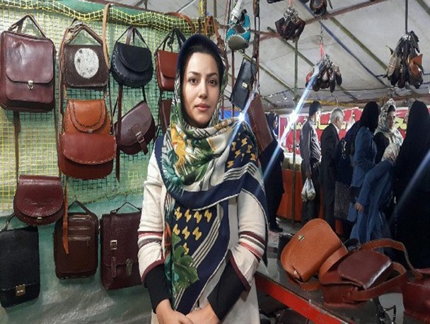 کیف های چرمی دست دوز منبع درآمد جوان بیجاری + تصاویر