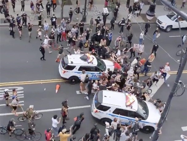 پلیسی از جنس یک دولت تروریست/ ناقوس جنگ داخلی و تجزیه آمریکا به صدا درآمده است؟