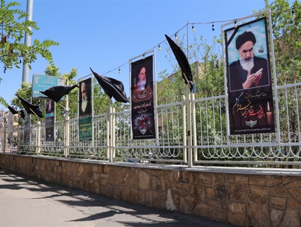 فضاسازی و سیاه پوش کردن سراسری شهر همدان به مناسبت رحلت امام