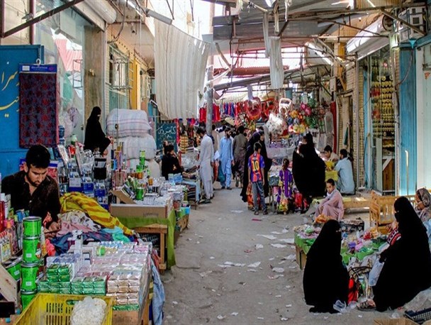 جولان مردم در شهر بدون رعایت فاصله گذاری اجتماعی/ شرایط فوق بحرانی کرونا در روستای زنگیان سراوان