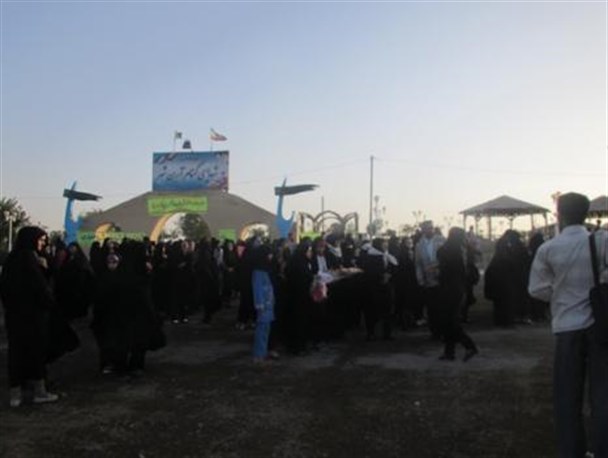 "استقبال مردم آرین شهر از مادر شهید حکمت پور در گلزار شهدای گمنام+تصاویر