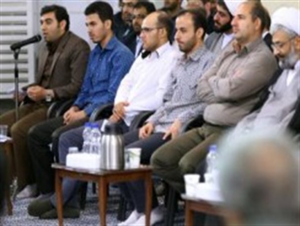 در محضر مقام معظم رهبری شعر خواندن، افتخار بزرگی است