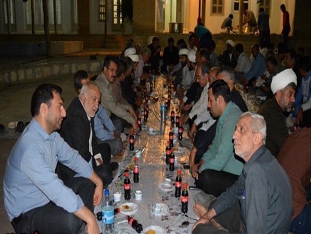 سفره افطاری به رنگ وحدت و همدلی در شهر سیدان+تصویر