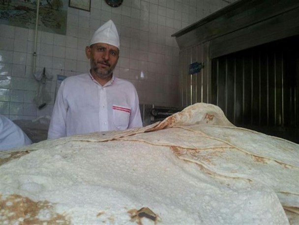 روزه‌دار ماه رمضان را خدا کمک می‌کند 17 ساعت تشنگی در برابر تنوری با 70 درجه حرارت+تصاویر