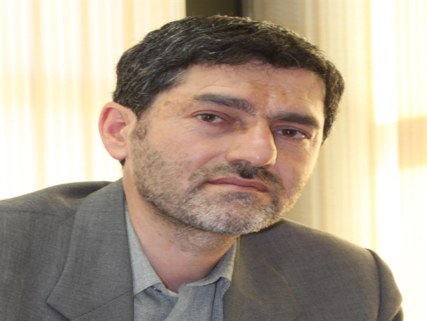 اعطای انگشتری رهبر معظم انقلاب به رییس دانشگاه علوم پزشکی شیراز