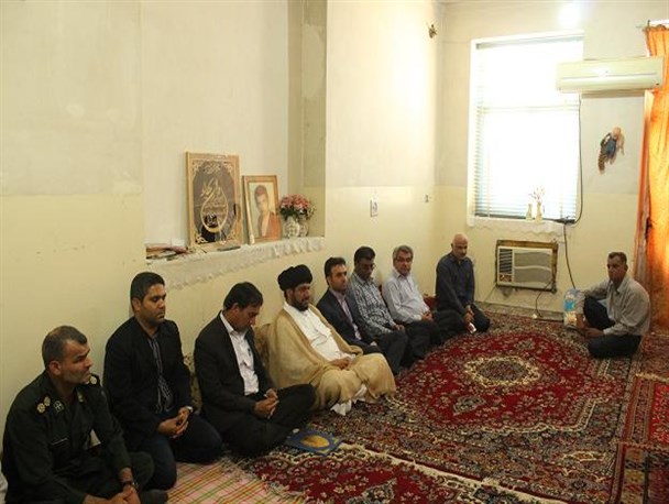 مسئولان گناوه با خانواده شهید منصور امیدی دیدار کردند+تصاویر