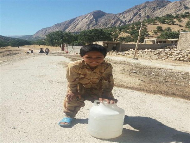 روستاهای دهستان چین لوداب هفته ای یک روز آب دارند/نوجوان چینی که دیگر توان آب آوردن ندارد/چرا مسئولان آبفای روستایی به مشکلات ما رسیدگی نمی کنند