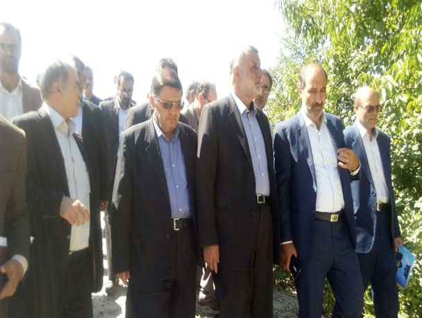 حجتی پاسخ نداد، مفتح پاسخ خواست/همراهان وزیر با دست جلوی بانوی خبرنگار را گرفتند!/امتناع وزیر جهاد کشاورزی از پاسخگویی به خبرنگاران؛ حجتی: سوال زیاد پرسیده اید!