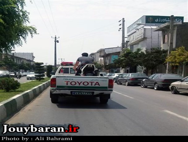 حرکتی جالب از انتقال موتور سیکلت توسط نیرو انتظامی جویبار + عکس