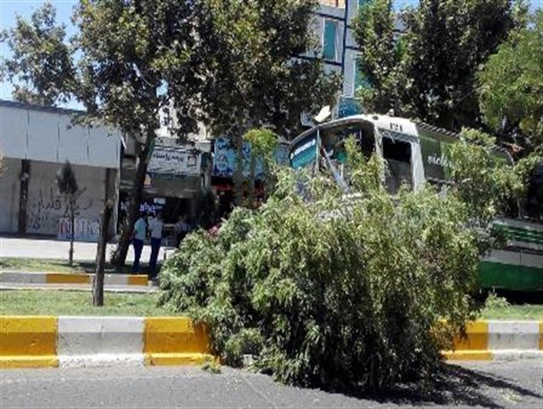 حادثه آفرینی یک دستگاه اتوبوس در بلوار سهروردی الوند