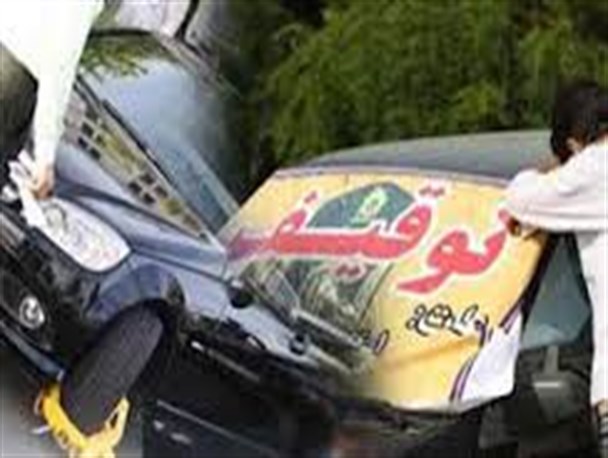 سواری پژو با ۷۹ تخلف حادثه ساز روانه پارکینگ شد