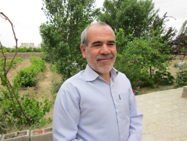 معلم خوش ذوق، اقتصاد مقاومتی را در حیاط خانه روستایی خود پیاده کرده است+تصاویر