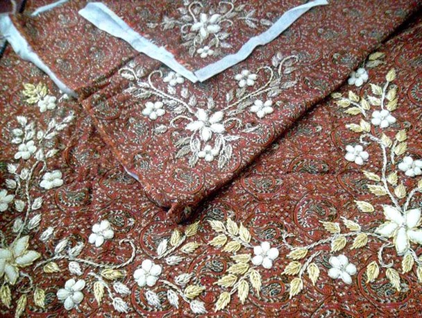 اقدام و عمل ۱۰۰ بانوی سرخسی در عرصه اقتصاد مقاومتی/ سرمه دوزی موجب اشتغال پایدار در روستای پسکمر سرخس شد