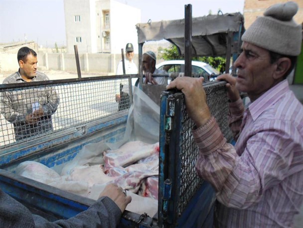 حمل غیربهداشتی گوشت با وسایل غیرمتعارف/تصاویر