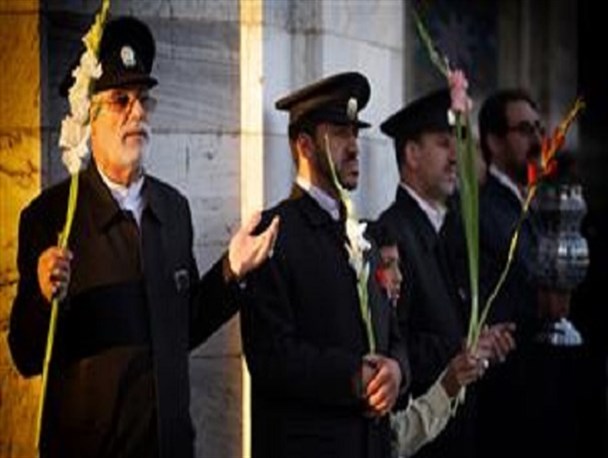 تلاوت اذان در گوش نوزادان تازه متولد شده توسط موذنین حرم رضوی