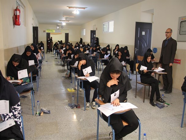 رقابت ۲۲۱ دانش آموز سمیرمی در کنکور کاردانی/ تصاویر