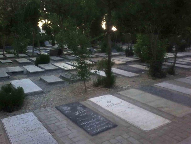 هم‌سطح سازی آرامستان مریانج به بهای شکستن سنگ قبور /هزینه کرد بودجه برای کاری غیر ضروری چه سودی دارد؟