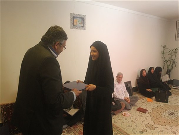 همدلی همزبانی نسل های انقلاب در عرصه نویسندگی /کم سن و سال ترین نویسنده گواهینامه دریافت کرد+تصاویر