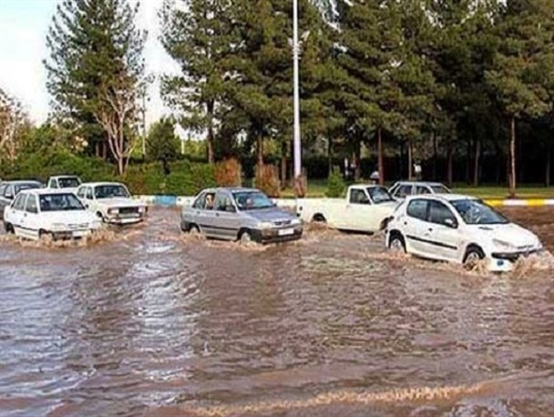 نهایت همکاری با خودروهای کمک رسان به مردم سیل زده انجام می شود/ وضعیت جاده کرج به چالوس تحت کنترل است