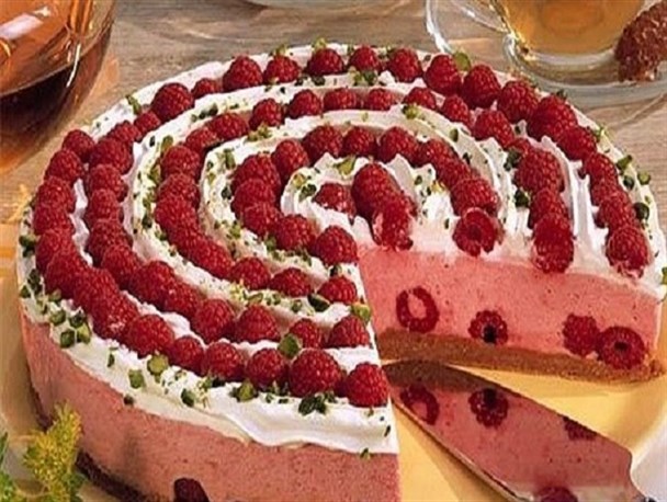 کیکی که میهمانانش را راهی بیمارستان کرد