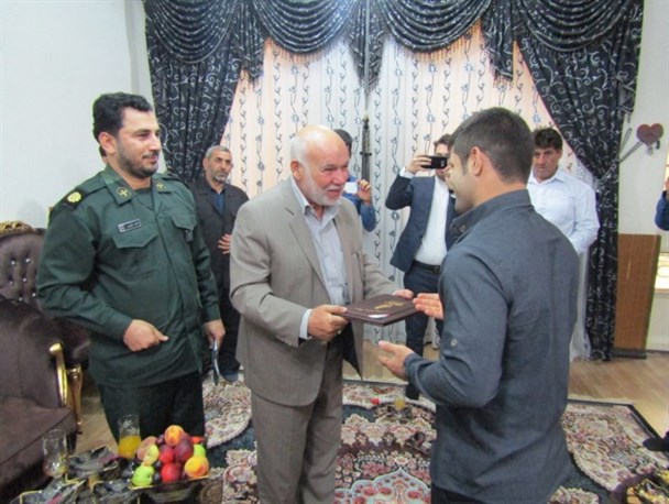 اهداء لوح تقدیر سپاه ولیعصر (عج) به قهرمان المپیکی خوزستان + تصویر