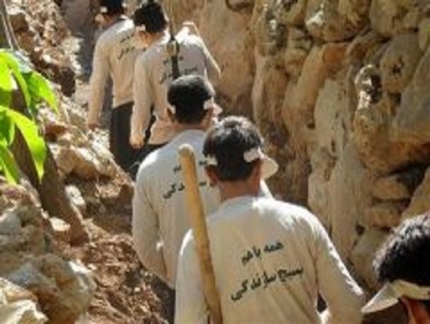 ساخت سومین آبشخور پناهگاه حیات وحش یخاب آران در اردوی جهادی