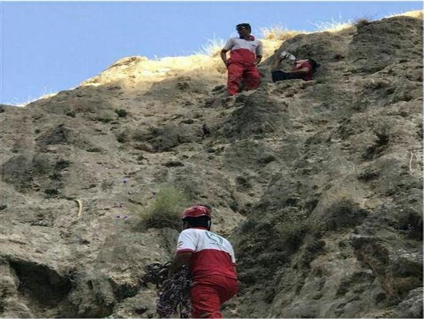 نجات گردشگر اصفهانی گرفتار شده در تنگ کاوند