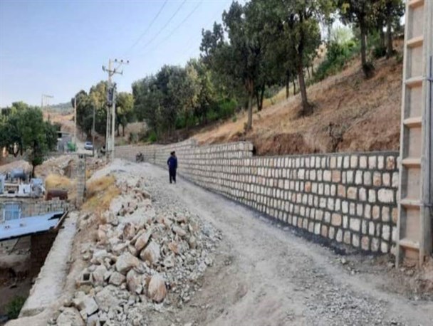 اجرای دو هزار و ۲۰۰ مترمکعب دیوار حائل و مسیل سنگی در سه روستای بخش میانکوه