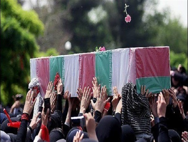 لرستان فرزندش را در آغوش گرفت/ وداع مردم ولایی خرم‌آباد با شهید «سپهوند»