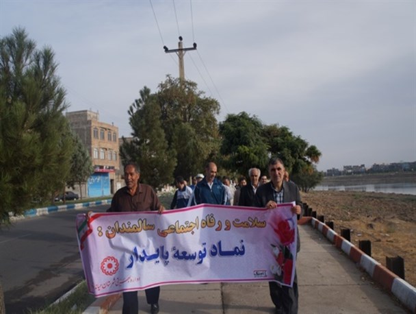 همایش پیاده روی خانوادگی سالمندان در میاندوآب برگزار شد + تصاویر
