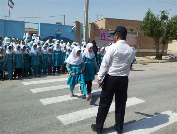دانش آموزان مدارس مایده و شهید بهشتی با قوانین راهنمایی و رانندگی آشنا شدند