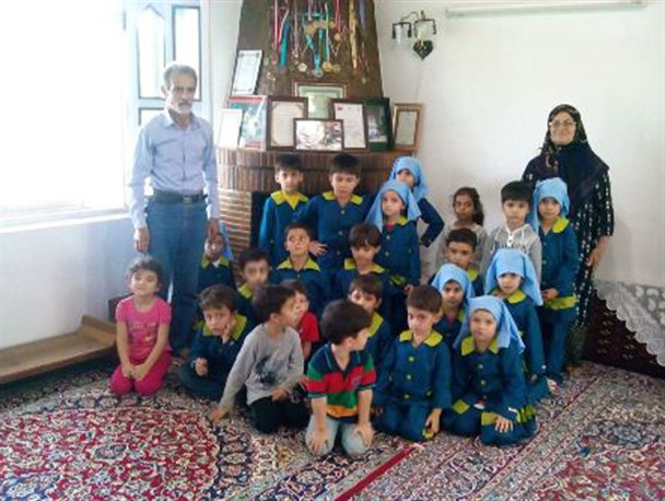 دیدار کودکان مهدکودک گلبند شهرستان عباس‌آباد با قهرمان دوو و میدانی +تصاویر
