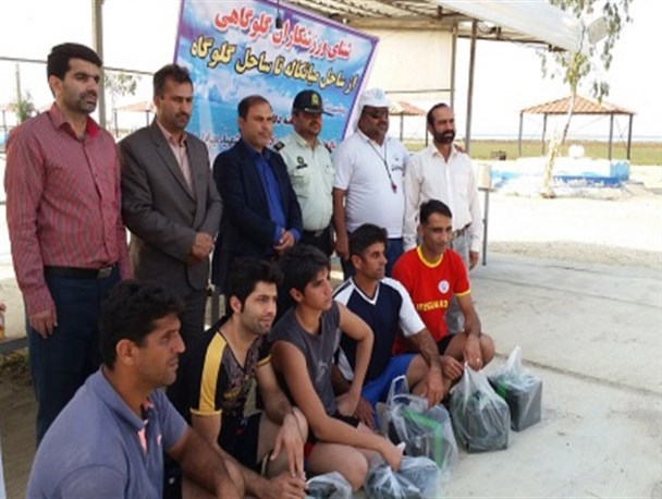 ورزشکاران گلوگاهی از میانکاله تا ساحل گلوگاه شنا کردند