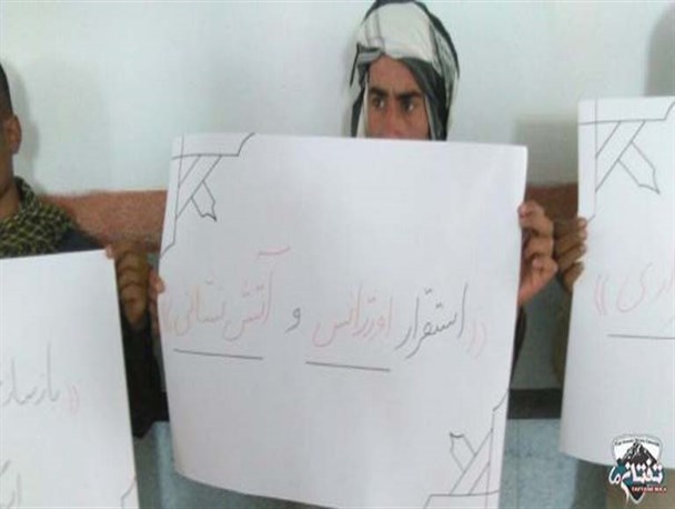 از سفر اوسط هاشمی به خاش و شعارها و وعده های همیشگی تا پاره کردن پلاکاردها و دست نوشته های جوانان منتقد + تصاویر