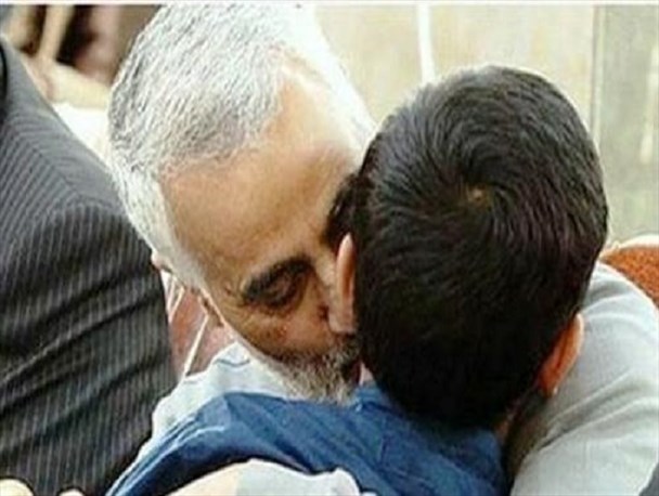 عکس/ فرزند شهید در آغوش «سردار سلیمانی»
