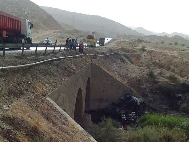 سقوط تریلی از فراز پل به رودخانه+عکس