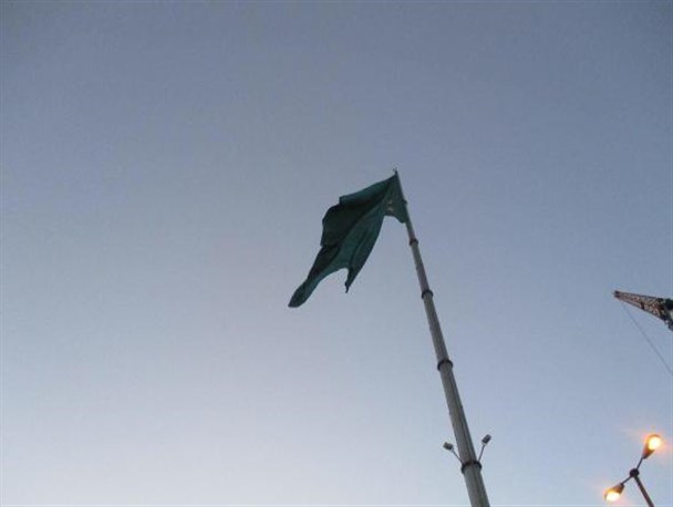 اهتزاز بزرگترین عَلَم عزای حسینی بر فراز آسمان میاندوآب + تصاویر