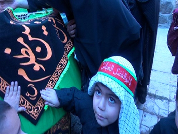 آیین یقه بازکنی پیراهن خادمین امام حسین(ع) در روستای خوجین خلخال