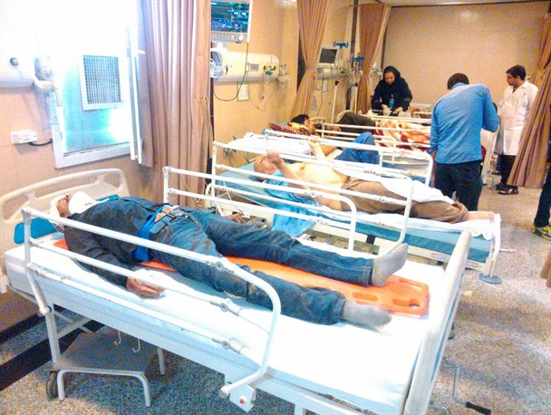 امدادرسانی به حادثه دیدگان واژگونی اتوبوس در آرادان +تصاویر