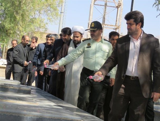 عطر افشانی مزار مطهر شهدای گیلانغرب به مناسبت هفته نیروی انتظامی+ تصاویر