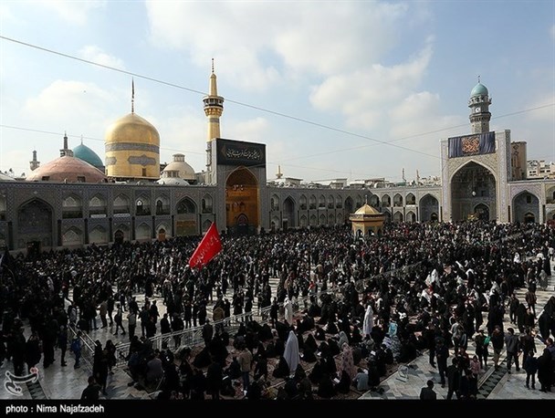 شورآفرینی عاشقان اهل بیت(ع) در پایتخت معنوی ایران/ زائران علوی در مشهد الرضا(ع) به سوگ نشستند