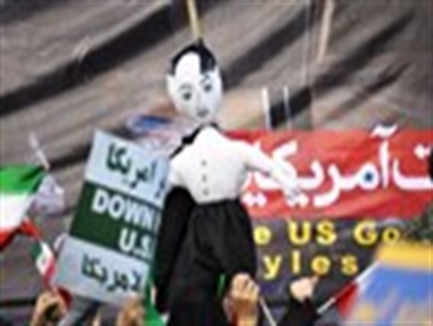 شکوه ۱۳ آبان در هوای محرم/ از شعارهای مکرر مرگ بر آمریکا تا نصب تابلوهای صداقت آمریکایی