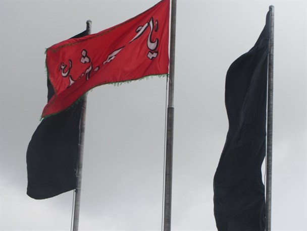 اهتزاز پرچم سرخ حسینی در میدان امام حسین (ع) سمنان