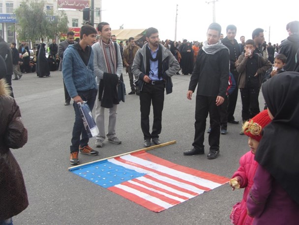 پرچم آمریکا زیر پای راهپیمایان/سمنان یک صدا "مرگ بر آمریکا" شد/ نه بزرگ سمنانی ها به رابطه با آمریکا