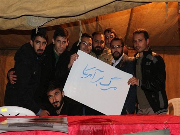 گزارش تصویری// ایستگاه «مرگ بر آمریکا» دانشجویان بجنوردی در شب 13 آبان
