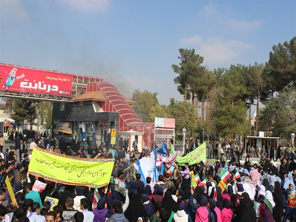 پرچم آمریکا و اسرائیل توسط دانشجویان و دانش آموزان در سمنان به آتش کشیده شد.